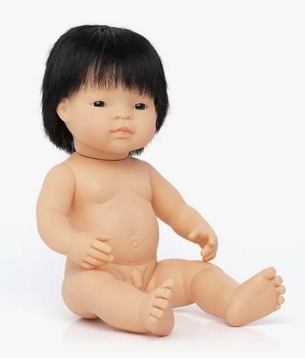 Puppe asiatisch aussehender Junge