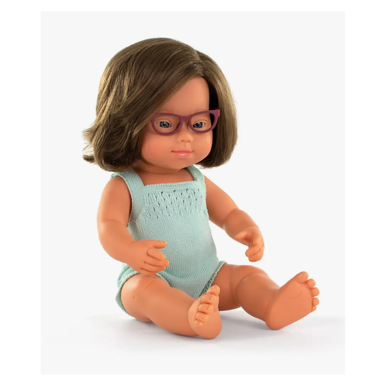 Puppe braunhaariges Mädchen mit Trisomie 21 und Brille