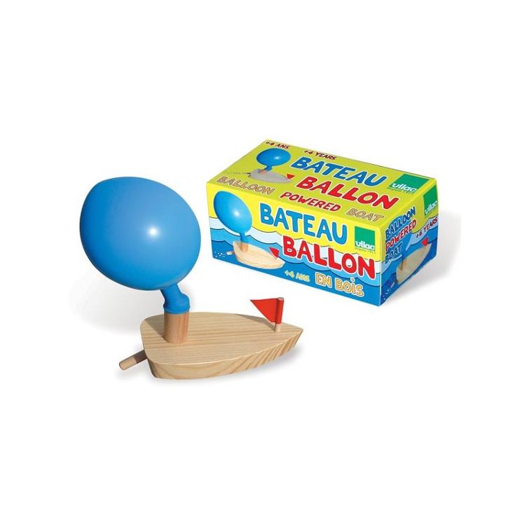 Holzboot mit Luftballon